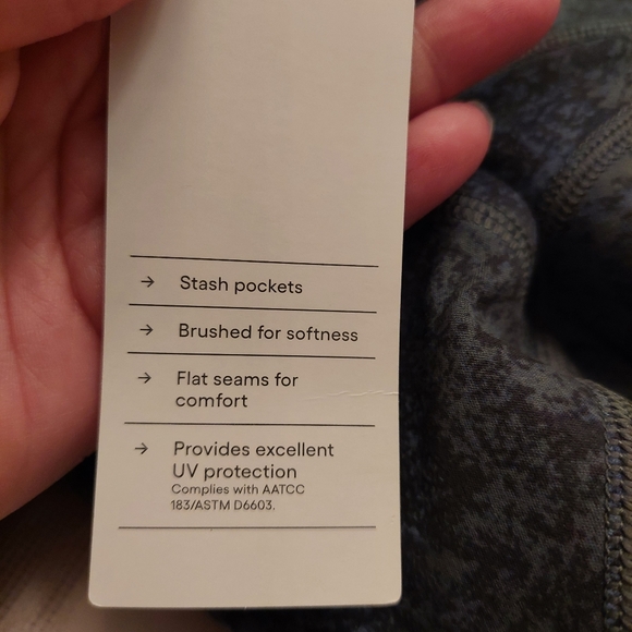 All in motion high rise blue & black marbled abstract leggings. Size small - Picture 8 of 11